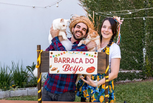 Com os cuidados certos, é possível garantir que os pets aproveitem as festas juninas de forma segura (Imagem: Giovani Dressler | Shutterstock)