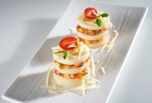 Palmito com tomate e queijo parmesão (Imagem: dioimagens | Shutterstock)