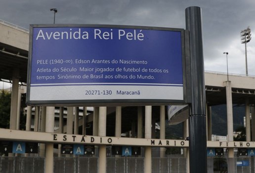 Instaladas placas da Avenida Rei Pelé, em frente ao Maracanã