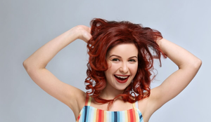 Avanço nas fórmulas de coloração impulsiona a tendência de pintar os cabelos sem abrir mão dos cuidados com os fios (Imagem: Africa Studio | Shutterstock)