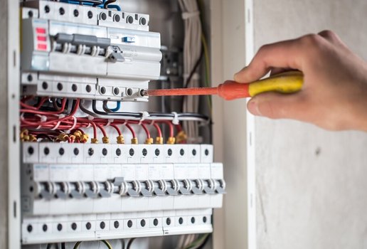 Homem um tecnico eletrico trabalhando em um painel de distribuicao com fusiveis instalacao e conexao de equipamentos eletricos 169016 3859
