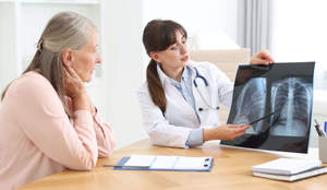 O acompanhamento médico especializado é fundamental para diagnóstico precoce e tratamento eficaz do câncer de pulmão (Imagem: New Africa | Shutterstock)