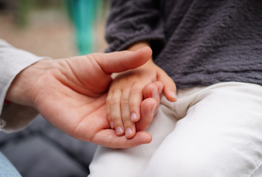 Comum na infância, a síndrome mão-pé-boca pode afetar diretamente a alimentação e a saúde bucal (Imagem: nastya_ph | Shutterstock)