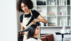 O uso de substâncias proibidas ou disfarçadas em produtos capilares pode fazer mal à saúde (Imagem: Prostock-studio | Shutterstock)