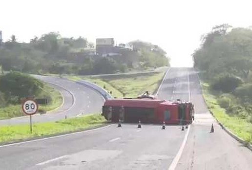 Caminhão tombou na rodovia durante a madrugada