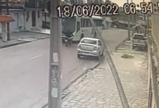 Motociclista morre após se chocar contra ônibus, em João Pessoa