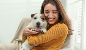 Com os cuidados certos, é possível prevenir crises alérgicas causadas por por animais de estimação (Imagem: New Africa | Shutterstock)