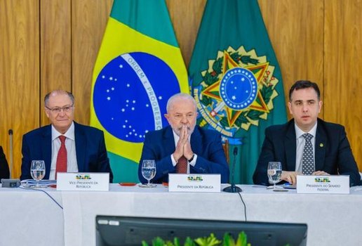 Lula esteve em reunião com governadores nesta terça (18)