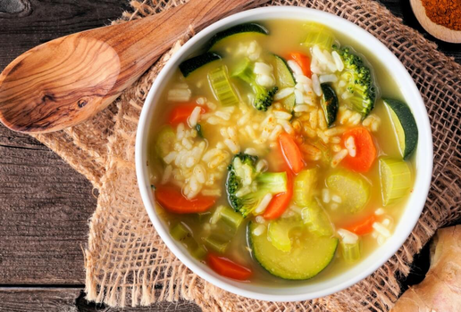 Sopa detox de legumes com arroz (Imagem: JeniFoto | Shutterstock)