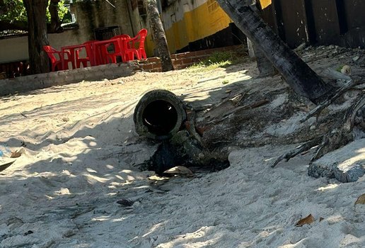 Lançamento irregular de esgoto é identificado na Praia do Seixas, em João Pessoa