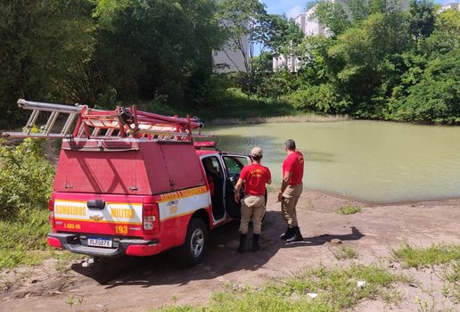 Carro foi encontrado por pescadores e moradores da região