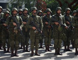 Texto proíbe que militares da ativa participem das eleições.