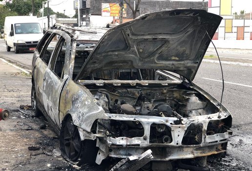 Veículo foi completamente destruído pelo incêndio