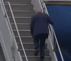 Donald Trump cai em escadas de aviao e internet nao perdoa