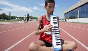 Paraibano de 13 anos se torna atleta e músico após perder visão para o glaucoma