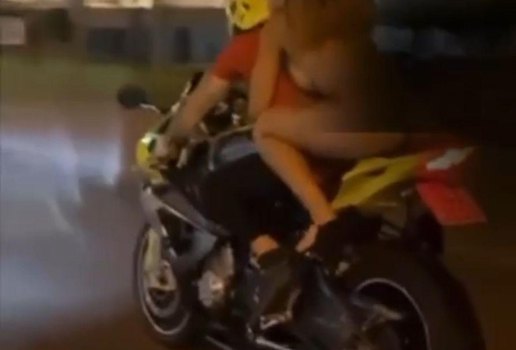 Mulher é flagrada andando pelada em motocicleta