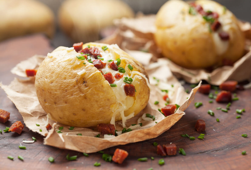 Batata recheada com queijo e bacon (Imagem: tmalucelli | Shutterstock)