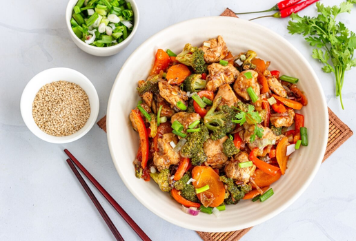 Frango salteado com legumes (Imagem: Ravsky | Shutterstock)