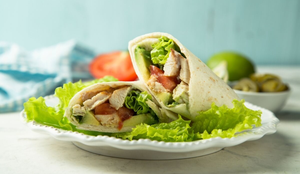 Wrap de frango com abacate (Imagem: MariaKovaleva | Shutterstock)