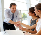 Estratégias são essenciais para conquistar e fidelizar clientes, visando ao crescimento das vendas do negócio (Imagem: ESB Professional | Shutterstock)