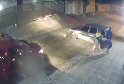 Criminosos obrigaram uma das vítima a entrar no carro deles