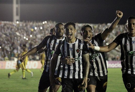 Renatinho comemora o primeiro gol do Botafogo-PB na partida