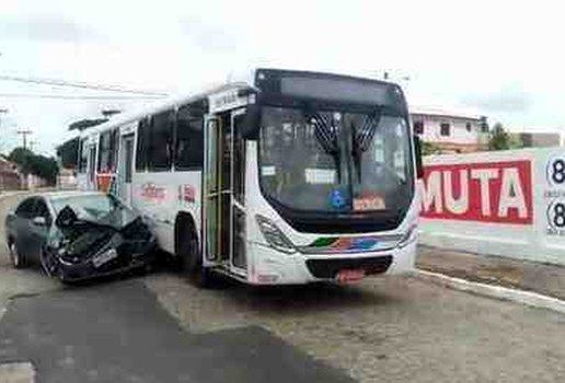 Mulher colide com lateral de onibus na torre