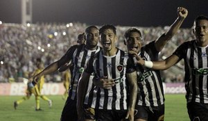 Renatinho comemora o primeiro gol do Botafogo-PB na partida