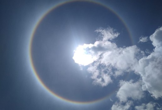 Halo solar forma arco-íris em torno do sol em Pernambuco