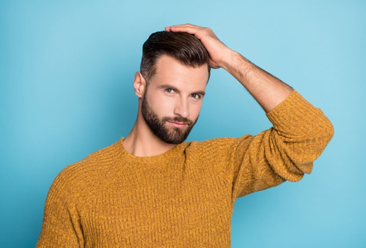 Os homens estão cada vez mais preocupados com a aparência e com os cuidados com o cabelo (Imagem: Roman Samborskyi | Shutterstock)