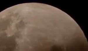 Eclipse lunar foi registrado de várias partes do país