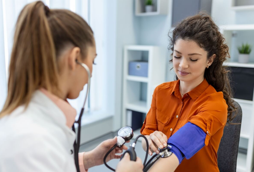 A pressão alta é uma doença silenciosa e pode atingir pessoas de todas as idades (Imagem: Photoroyalty | Shutterstock)