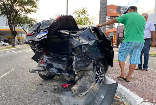 Carro ficou completamente destruído com colisão