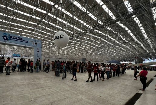 Pessoas formaram fila fora e dentro do Espaço Cultural.