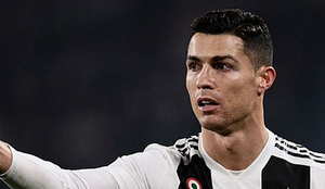 Cristiano Ronaldo marca dois gols e se torna maior artilheiro de seleções
