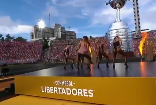 Final da Libertadores | Anitta rebola, canta em espanhol e censura músicas