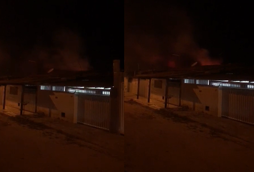 Um incêndio foi registrado durante a madrugada desta sexta (25) em uma residência no bairro Valentina Figueiredo
