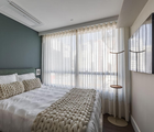 A tendência bedscaping propõe transformar o quarto em um verdadeiro santuário de autocuidado (Projeto: GT Building | Imagem: Samuel Berger)