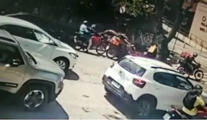 Vídeo mostra momento em que motociclista é atingido por galho em JP