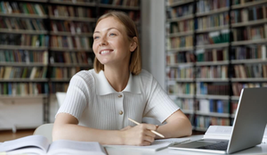 Aprender com estratégia faz toda a diferença na hora da prova (Imagem: fizkes | Shutterstock)