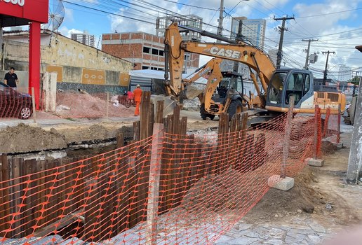 Obra de reparo em cratera inicia em João Pessoa