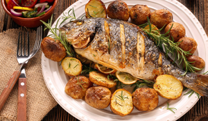 Peixe assado com batata (Imagem: Wideonet | Shutterstock)
