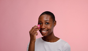A esponja de maquiagem é ideal para um resultado mais natural e sem marcações (Imagem: Rawpixel.com | Shutterstock)