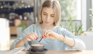 O consumo excessivo de açúcar e cafeína pode prejudicar os estudos (Imagem: Kulinenko.G | Shutterstock)