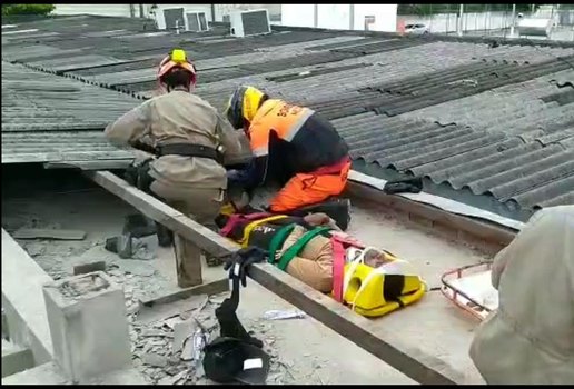 Bombeiros Homem cai telhado bayeux foto reproducao bombeiros