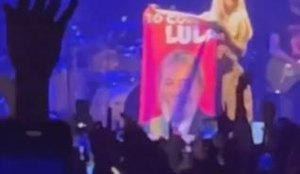 Luísa Sonza ergue bandeira de apoio a Lula durante show na PB