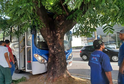 Veículo invadiu a calçada na Epitácio Pessoa