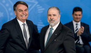 Jair Bolsonaro e Augusto Aras durante posse do procurador, em 2019.