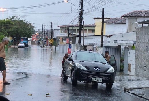 Veículo quebrou e foi rebocado por moradores no Esplanada