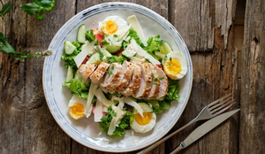 Salada com frango, ovo e molho de iogurte (Imagem: Lyutik_Ryutik | Shutterstock)